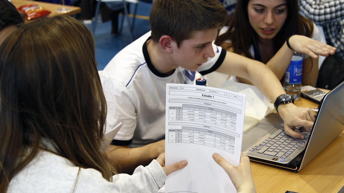 Más de 350 alumnos extremeños compiten en la Young Business Talents por ser los mejores empresarios virtuales de España.,