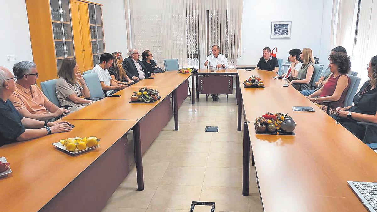 El director del Imida, Andrés Martínez Bastida, reunido con los chefs que han visitado el Instituto.