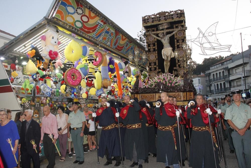 Un Cristo entre el fervor de la multitud. // Santos Álvarez