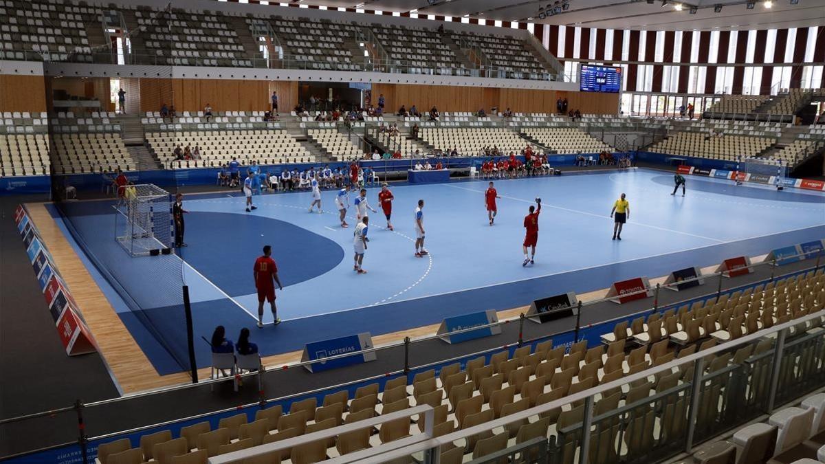 Aspecto desolador del Palau d'Esports Catalunya en un partido de balonmano entre Eslovenia y Montenegro.