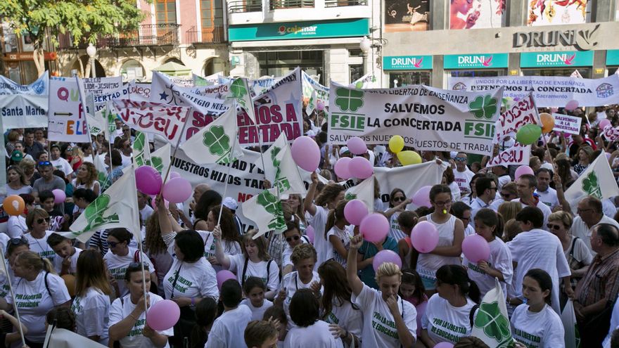 Quince mil docentes de la concertada piden mejorar sus condiciones laborales