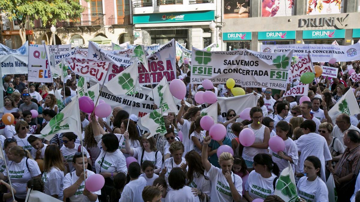 Concentración de la concertada en imagen de archivo