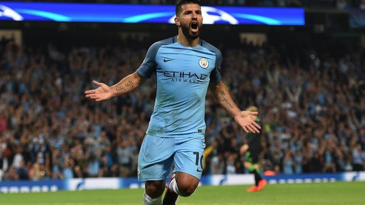 Agüero celebra uno de sus tres goles al Borussia Mönchengladbach