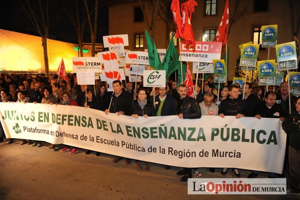 Varios centenares de manifestantes rechazan el concierto de Bachillerato y FP