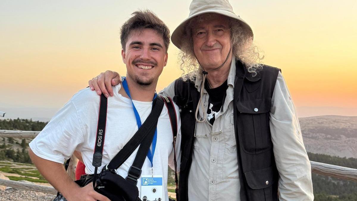 Miguel Ángel Gracia, fotógrafo de El Periódico de Aragón, junto a Brian May, guitarrista de Queen
