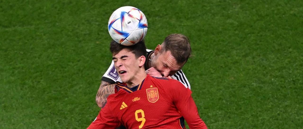 Gavi cabecea el balón durante el partido ante Alemania.