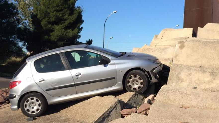 Una conductora ebria empotra su coche en una rotonda de Mislata