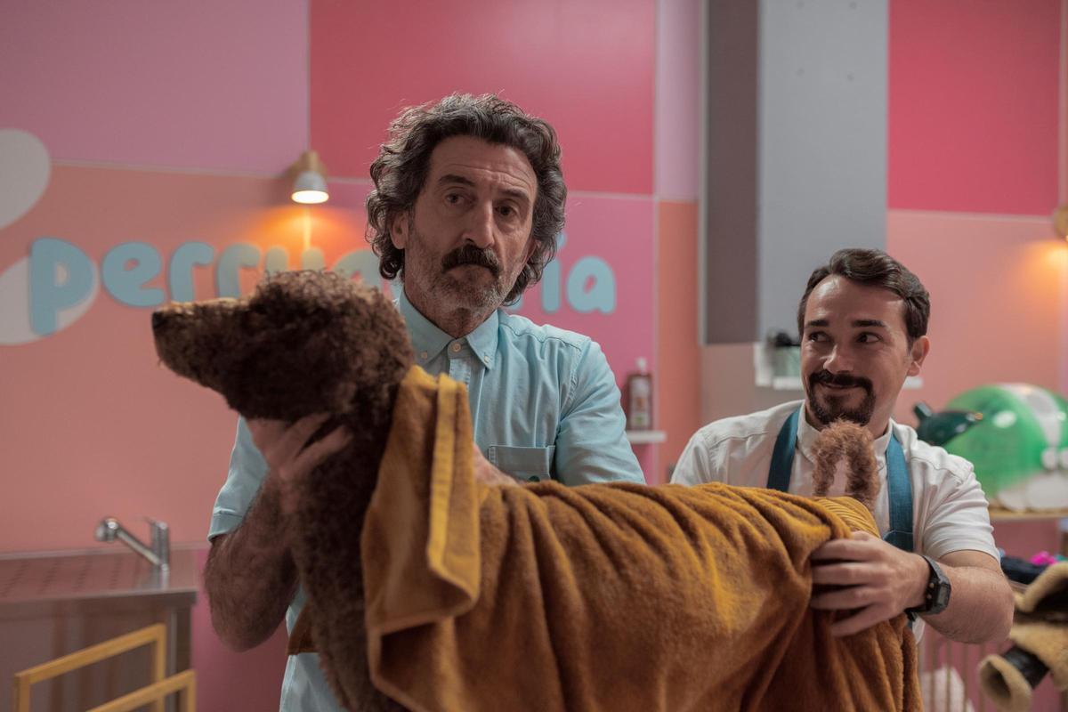 El actor compostelano Luis Zahera y Adrián Viador, en una escena de ‘Animal’