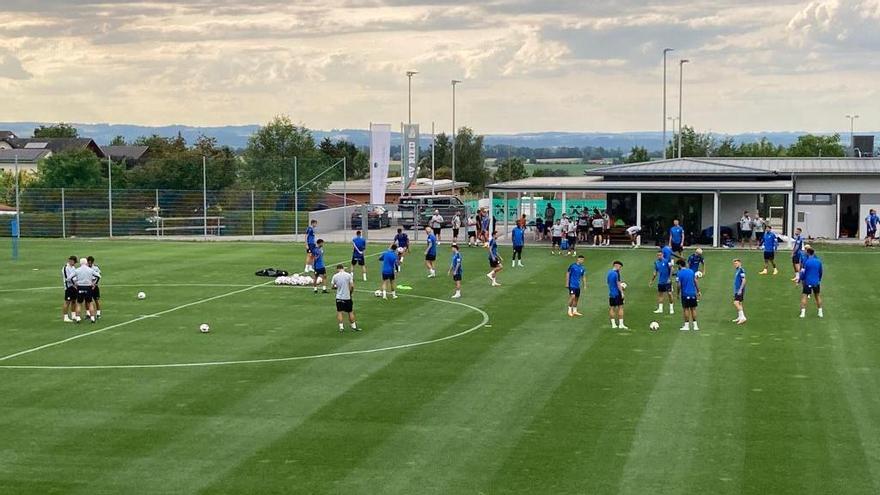 Buen humor y 22 grados en el primer entrenamiento del Real Mallorca en el Sportarena de Geinberg