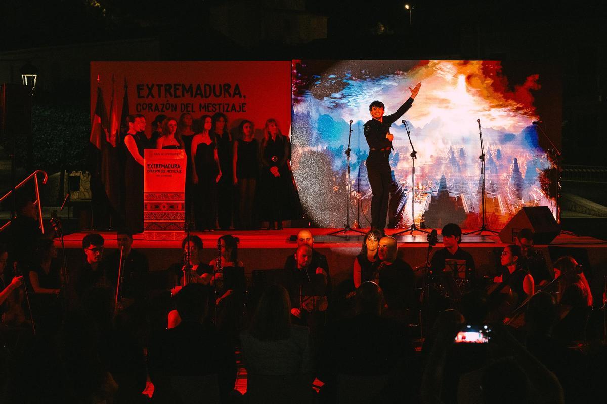 Fotogalería | Las imágenes del acto institucional en Medellín con María Guardiola y Nacho Cano