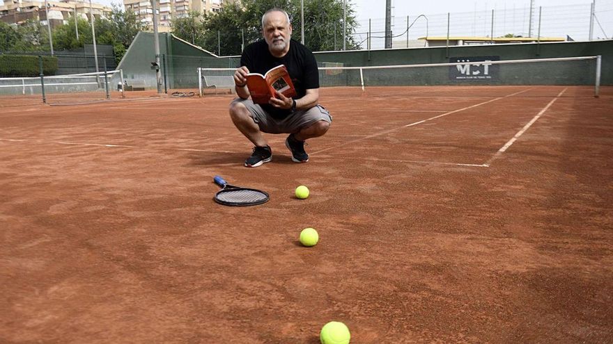 Enrique Garcés de los Fayos, en una de las pistas del Murcia Club de Tenis.