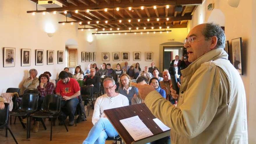 Juan Carlos Villaverde, durante su exposición en el debate, ayer, en Llanes.