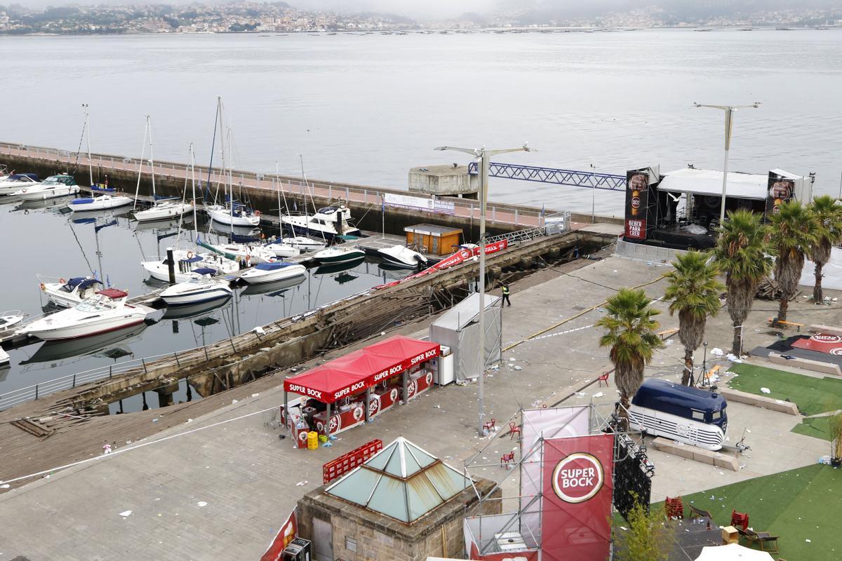 TRAMO DEL PASEO DE MADERA DE AS AVENIDAS HUNDIDO EN LA ZONA PORTUARIA DE VIGO DURANTE EL CONCIERTO DEL CANTANTE &quot; RELS B&quot; EN EL QUE QUEDARON ATRAPADOS CIENTOS DE HERIDOS DURANTE EL FESTIVAL &quot; O MARISQUIÑO &quot; 2018, PROVOCADO AL COLAPSAR LA PLATAFORMA DE HORMIGON.