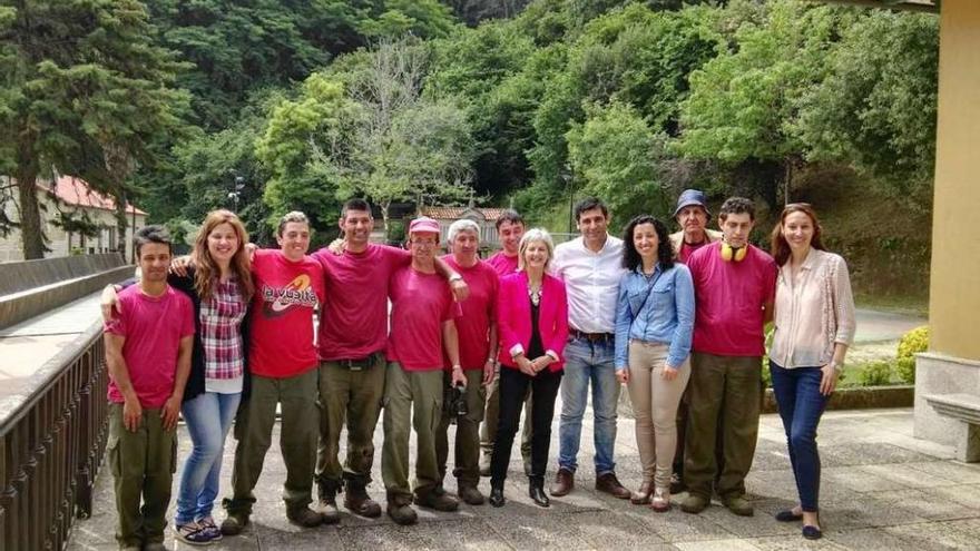 La secretaria xeral de Emprego con la edil de Benestar Social y alumnos del centro Juan XXIII. // S.A.