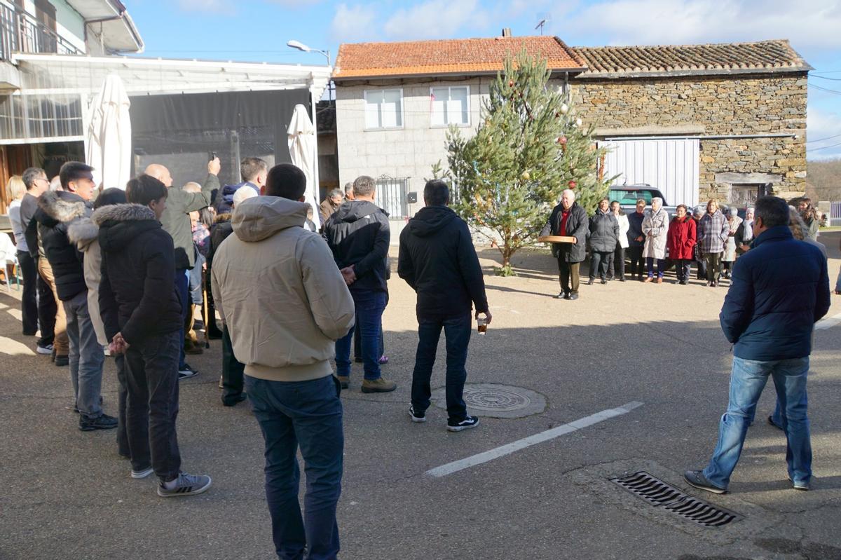 Mahíde celebra los Reyes cantándole a su párroco