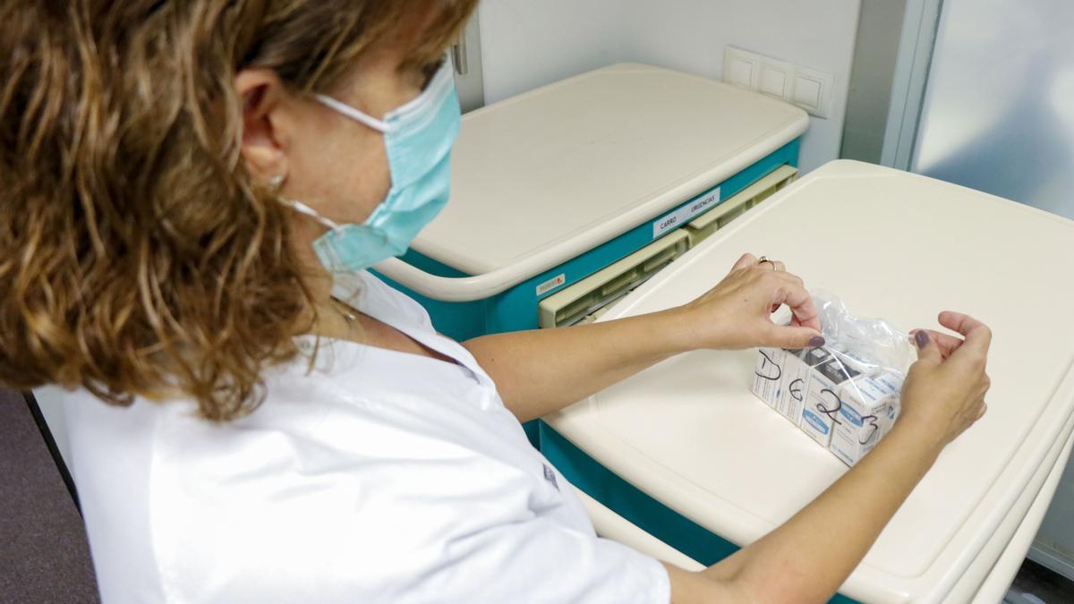 Especialista de una farmacia hospitalaria preparando medicación.