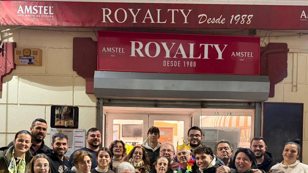Familiares y amigos acompañan a los regentes de Royalty en su despedida.