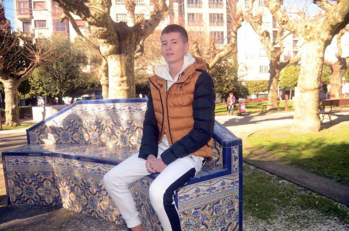 El joven ucraniano, ayer en los jardines de Ravella.  | // NOÉ PARGA