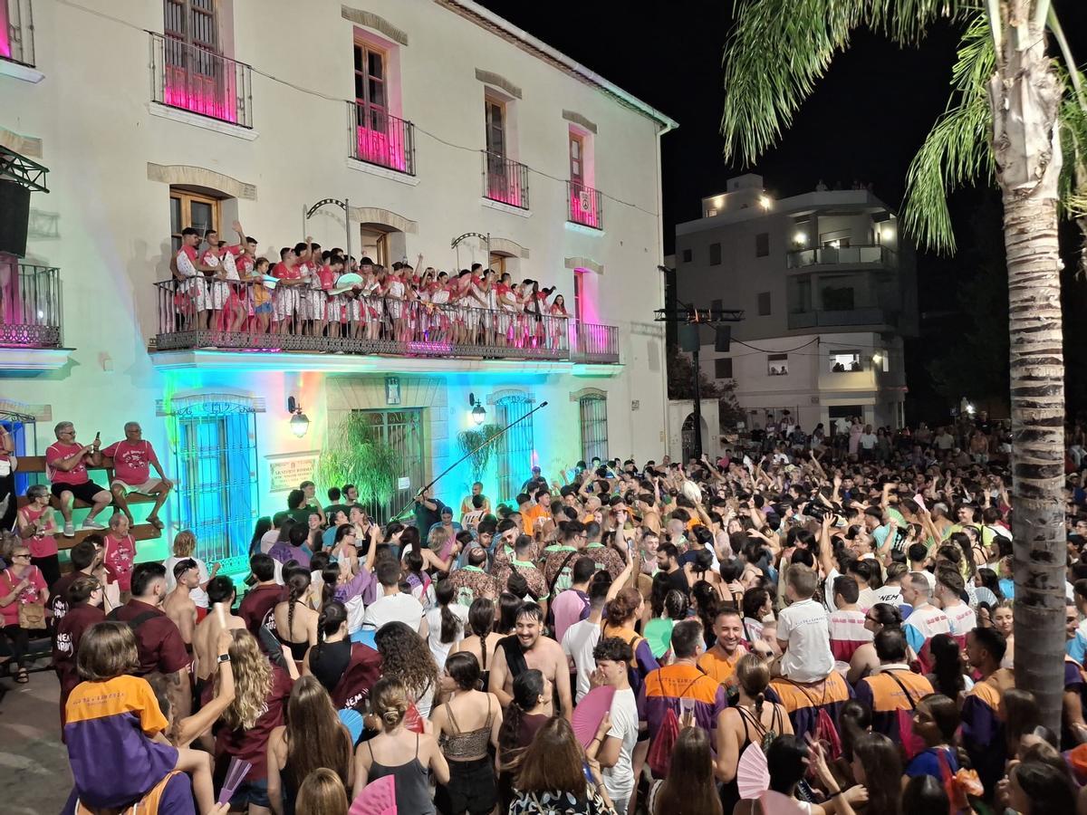 Las imágenes del espectacular inicio de las fiestas populares de Sant Jaume de Ondara Las imágenes del espectacular inicio de las fiestas populares de Sant Jaume de Ondara
