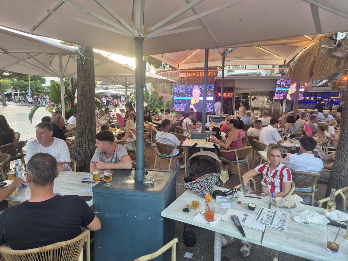 Aficionados ingleses se han concentrado en la zona de Magaluf (Calvià) para disfrutar del encuentro Argentina-Inglaterra.