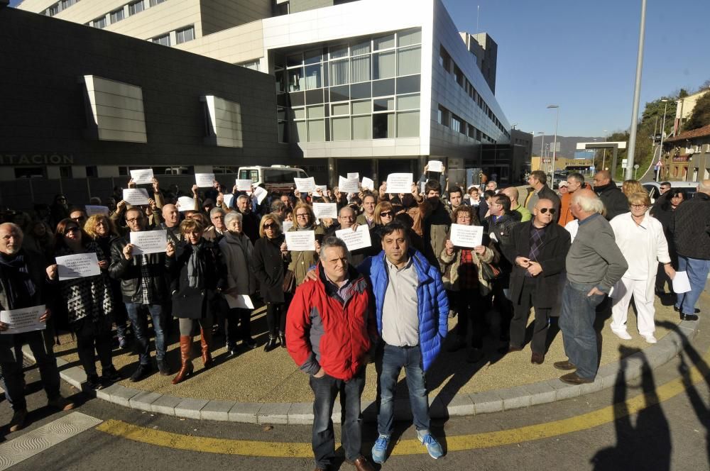 Protesta de los empleados del hospital por el despido de dos trabajadores de la cafetería