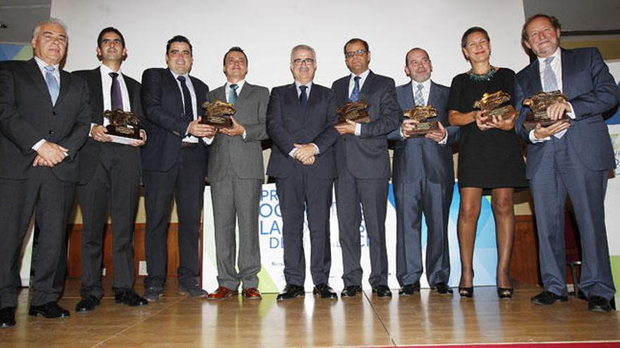 Feansal entregó ayer la XII edición de los premios Sociedades Laborales de Andalucía. La Opinión de Málaga recibió uno de los galardones, en concreto, por la mejor labor de divulgación de este tipo empresas participadas. Ramón Moreno, presidente de Feansal, entregó el premio al director de La Opinión, Juande Mellado. A la entrega de premios acudió el consejero de Presidencia de la Junta de Andalucía, Manuel Jiménez Barrios.