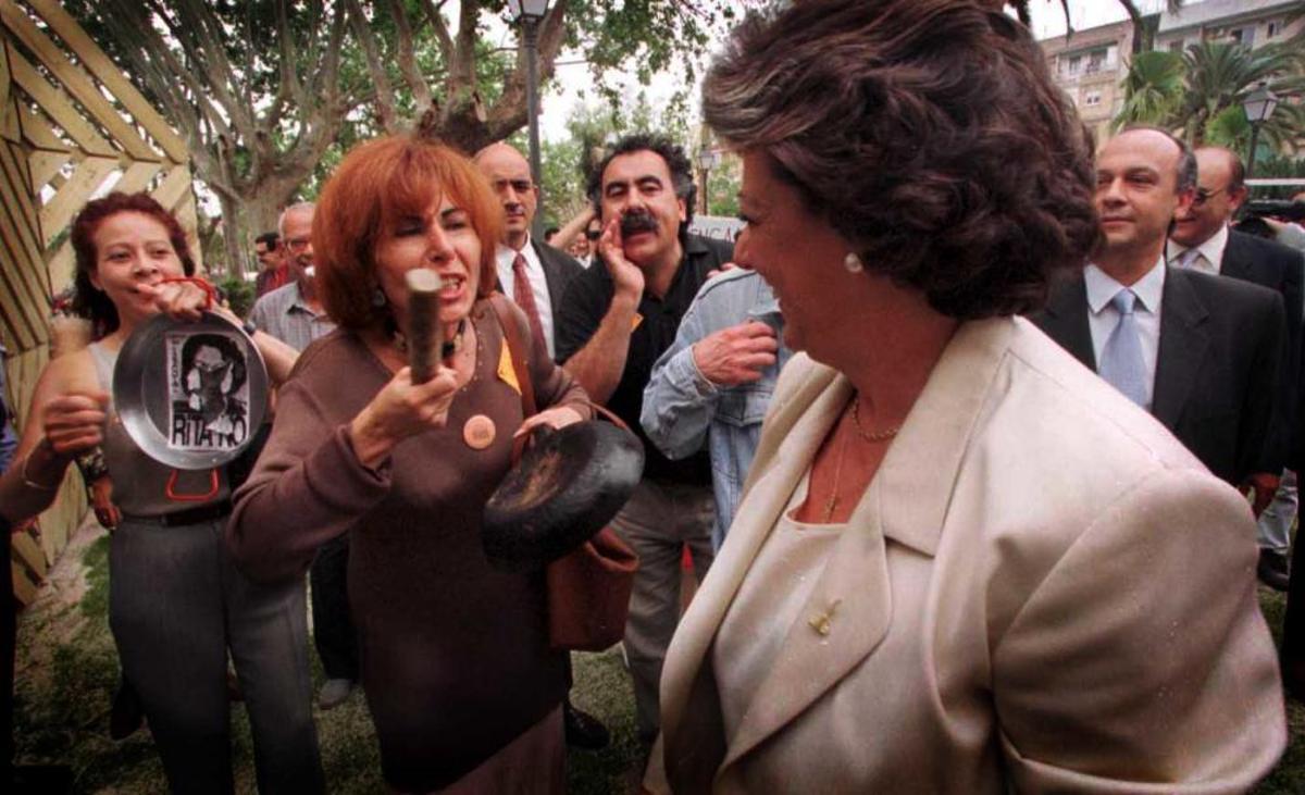 1999. Cacerolada contra la alcaldesa, Rita Barberá. F. Bustamante