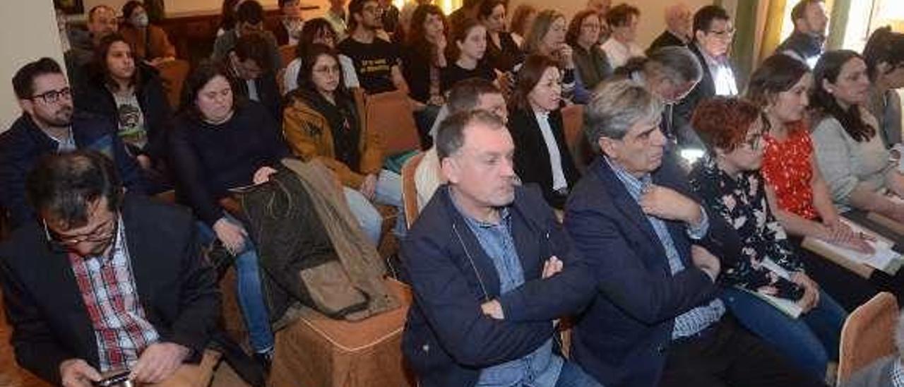 Asistentes a la primera jornada del congreso, ayer en Cambados./ NP.