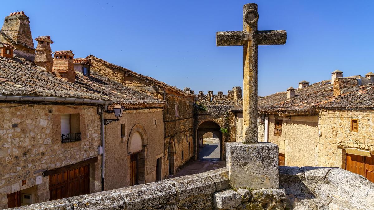 El pueblo, además de esta peculiar ermita, es ideal para una visita.