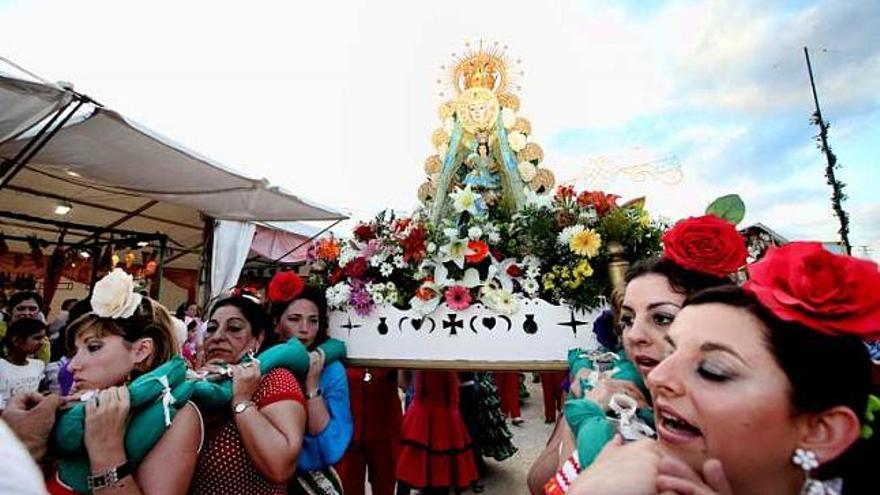 Las romeras portaron a la Virgen con salvas y música