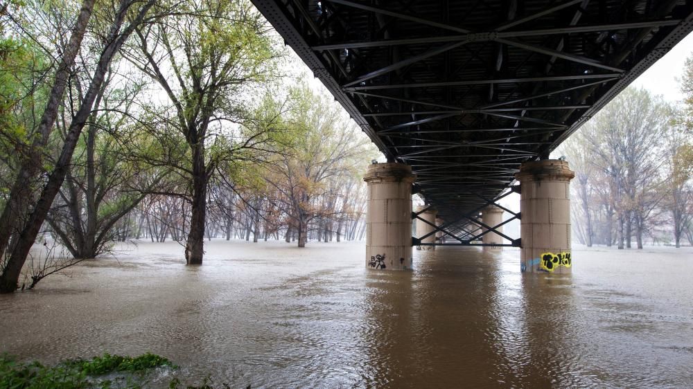 El río Ebro está a punto de desbordarse