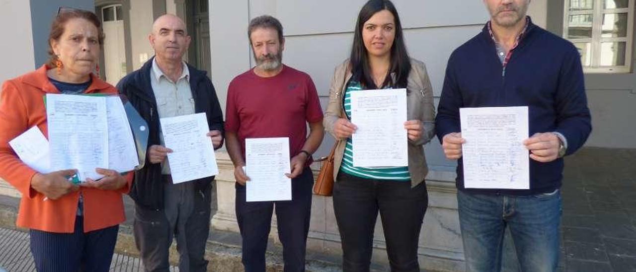 Por la izquierda, Isabel Cadenas, Gustavo Gómez, David Pérez, María Fernández y José Antonio Rodríguez, ayer, ante el Ayuntamiento de Allande, con las firmas recogidas en apoyo de su demanda.