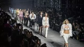 Elegancia sensual, baño lencero y alta costura pop: la segunda jornada de la 080 se rinde al talento de Guillermina Baeza, Nathalie Chandler y Dominnico