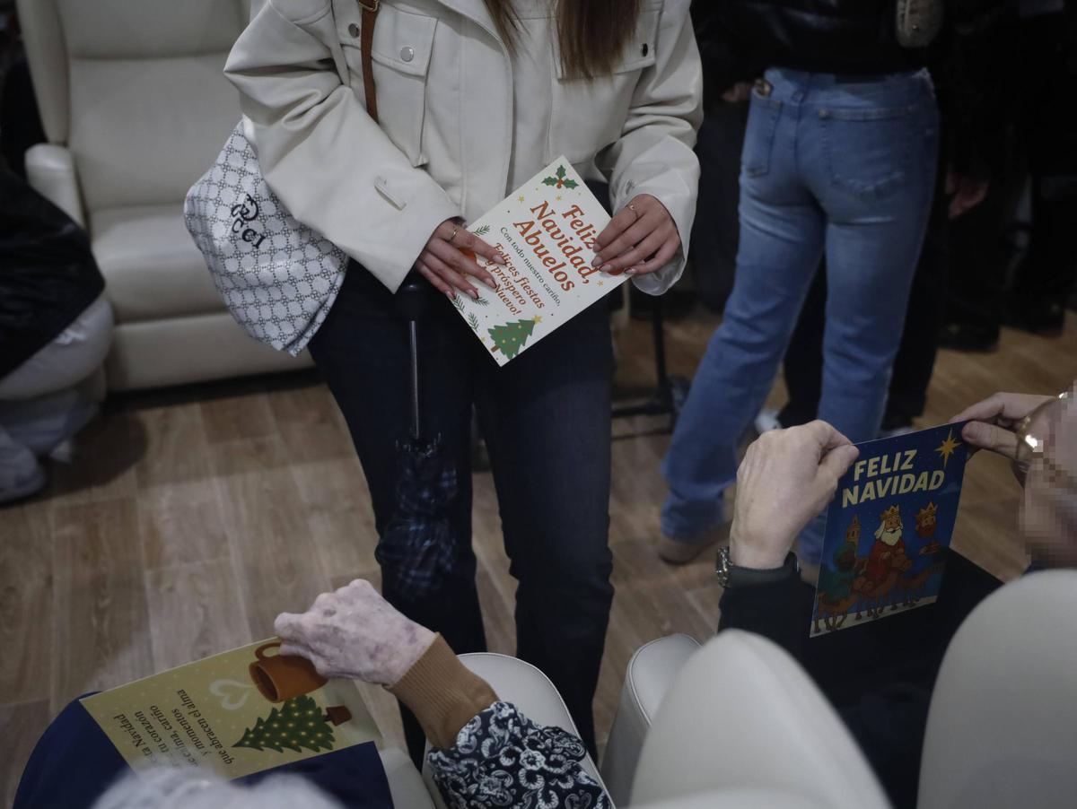 Entrega de targetas a la residència de persones majors.
