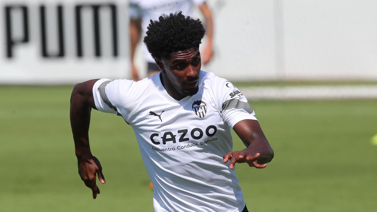 Thierry Correia, durante un entrenamiento con el Valencia CF