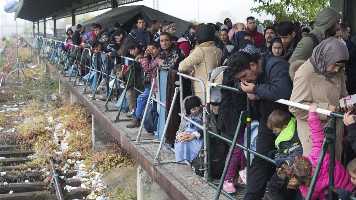 zentauroepp31636715 skh013 passau  alemania  29 10 2015   refugiados esperan en 180612123048