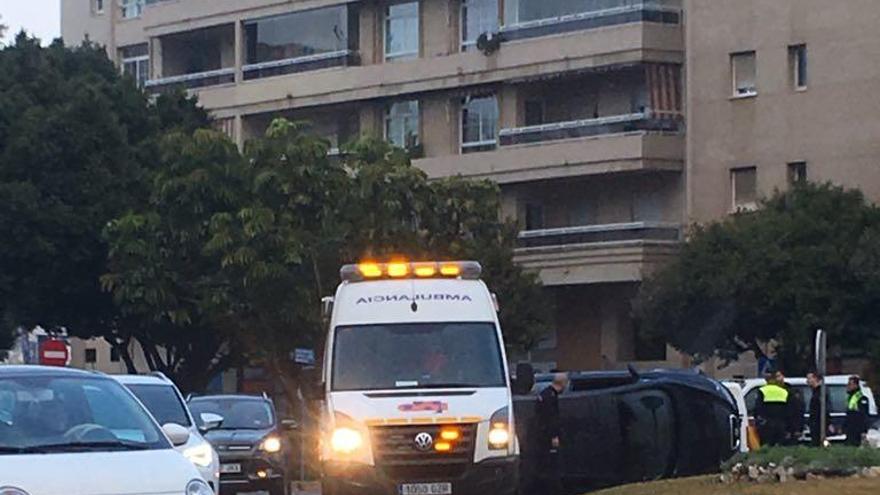 Vehículo accidentado junto a la &#039;Fuente de los Colores&#039;.