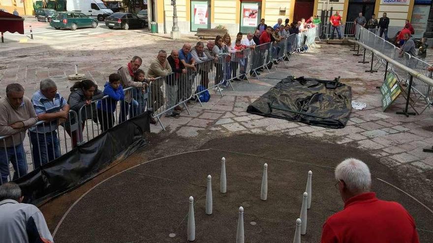 Los bolos en la calle de Infiesto, a por las semifinales