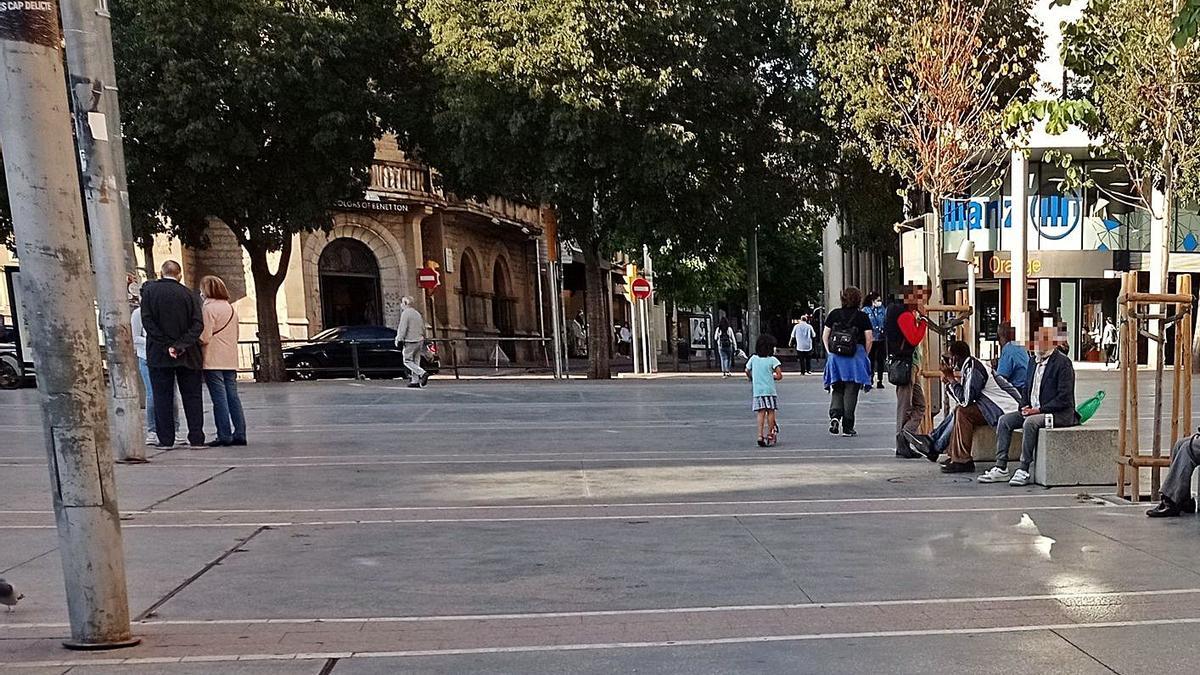 Homes amb alcohol en un banc de la plaça de Sant Domènec | REGIÓ7