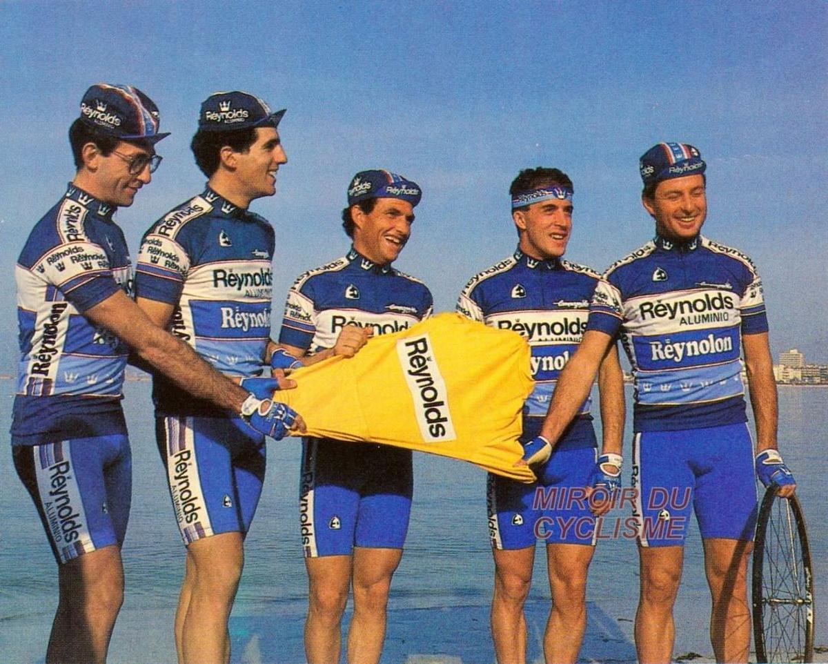 Arroyo, en el centro con Miguel Induráin (segundo a la izquierda) y Pedro Delgado (segundo a la derecha)..