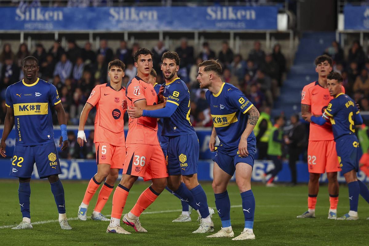 Ávaro Cortés, en el área del Alavés para rematar un córner.