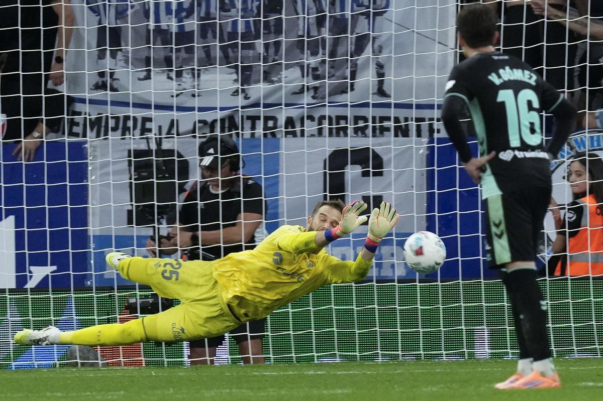 BARCELONA, 05/10/2025.-El portero del Betis Pau López para un penalti durante el partido de la jornada 8 de LaLiga EA Sports entre le Espanyol y el Betis, este domingo en el RCDE Stadium en Barcelona.-EFE/ Enric Fontcuberta