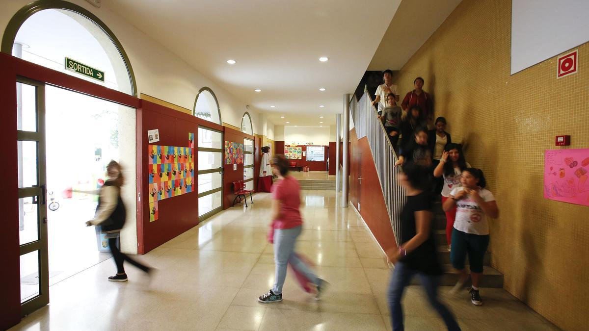 Alumnos y profesores, en un colegio concertado de Barcelona.