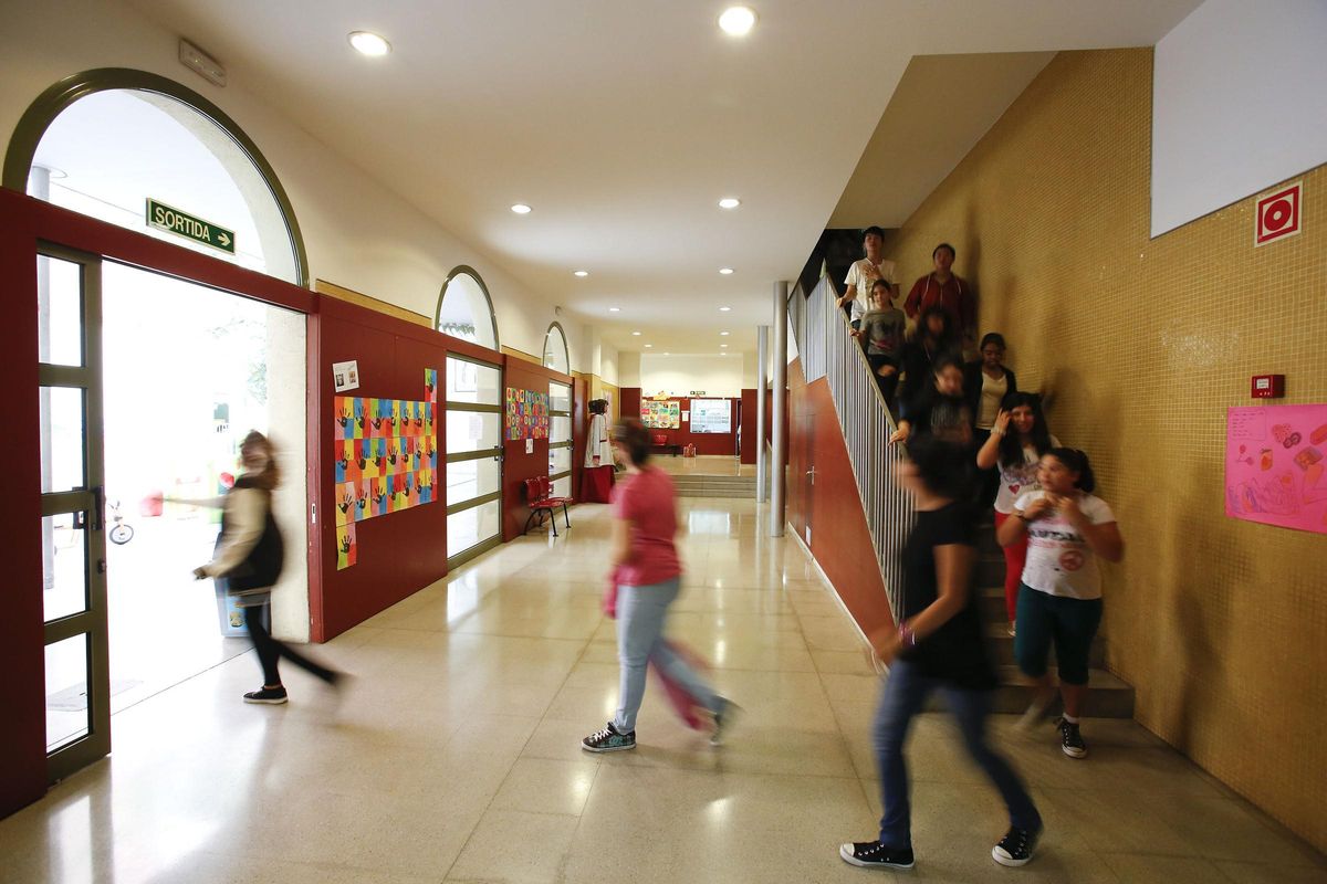 Alumnos y profesores, en un colegio concertado de Barcelona.