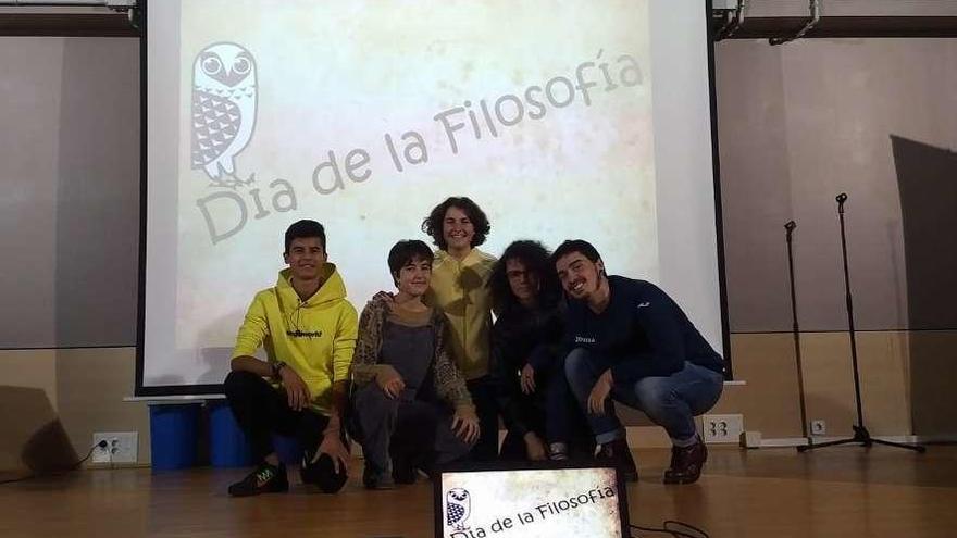 Alumnos del Instituto de Infiesto celebran el Día de la Filosofía, ayer.