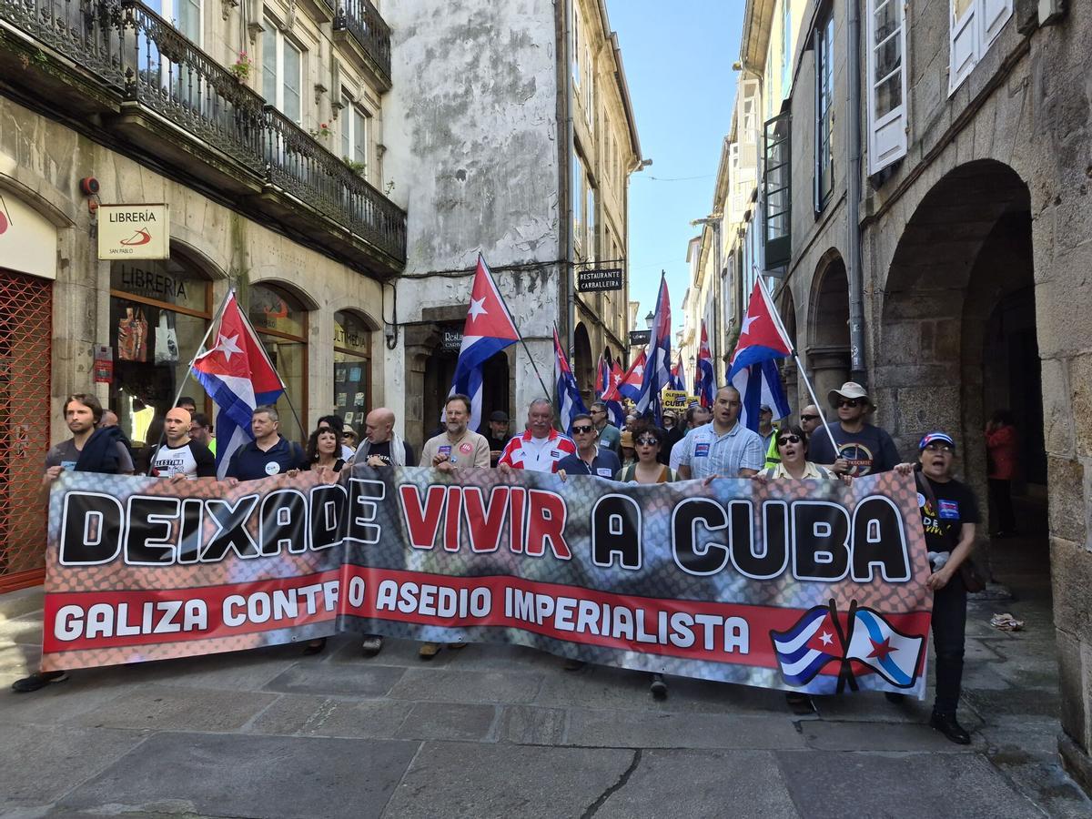 Ángel García Seoane portando la pancarta que encabezó la manifestación