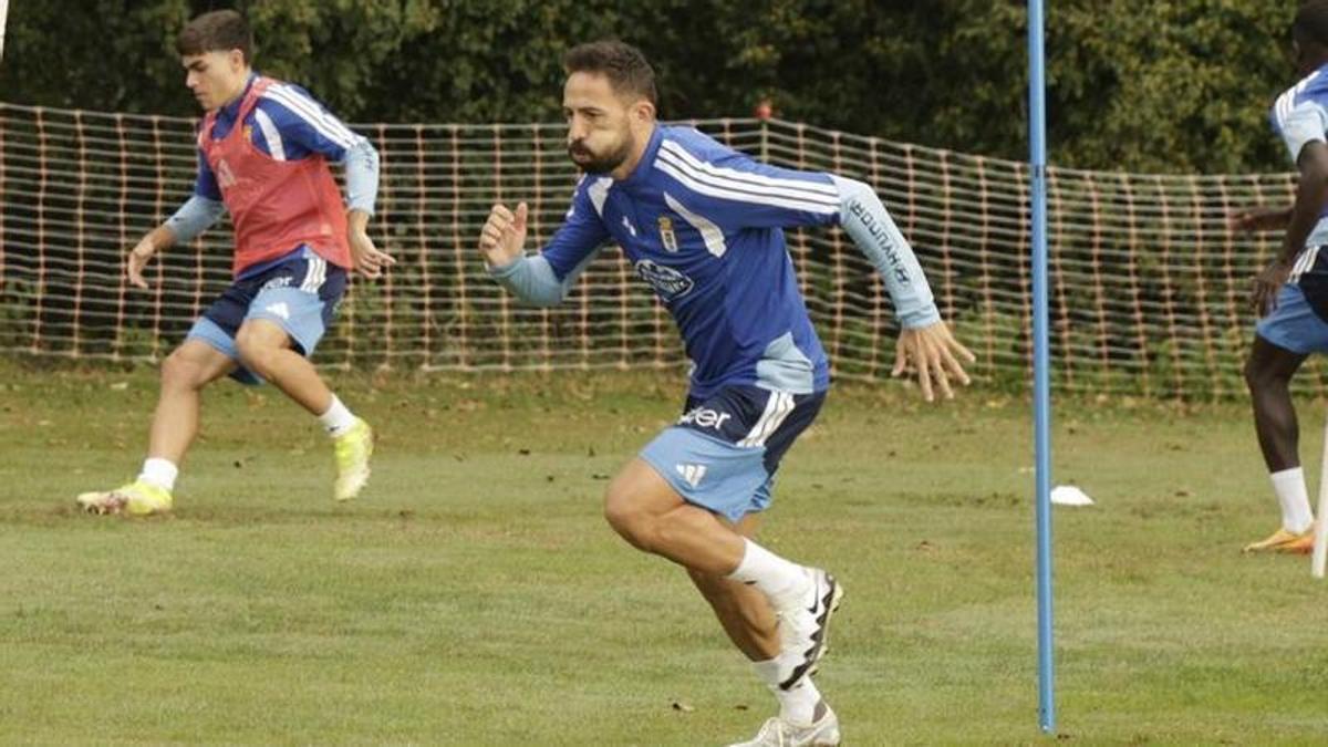 Morales, corriendo durante el entrenamiento de ayer. | FERNANDO RODRÍGUEZ