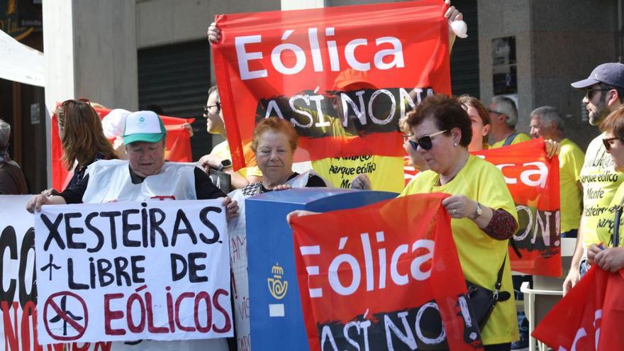 “Eólica así non” lleva su protesta a la investidura de Rueda | XOÁN ÁLVAREZ