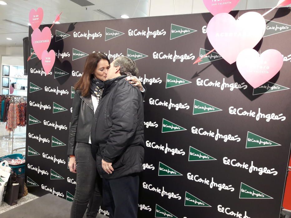 Concurso de besos: Cientos de parejas se besan en el Corte Inglés de Avingudes