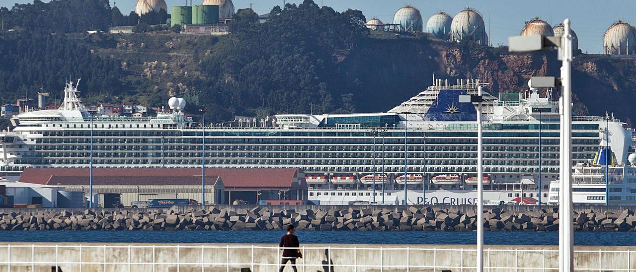 El buque “Ventura”, atracado ayer en el Muelle de la Osa de El Musel. | Juan Plaza